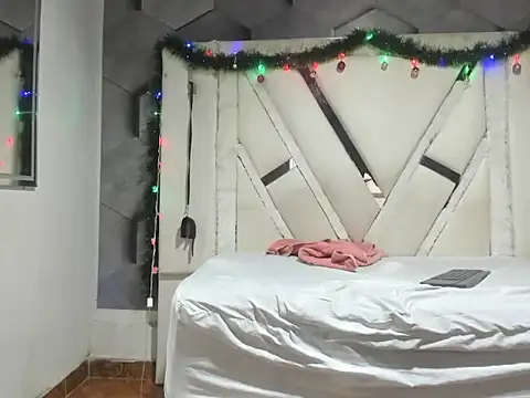 nicollandjulian - NicollAndJulian's free webcam