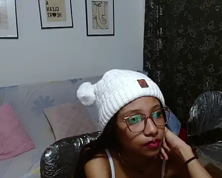 littledollhot (F young) - crema en las tetas y culo