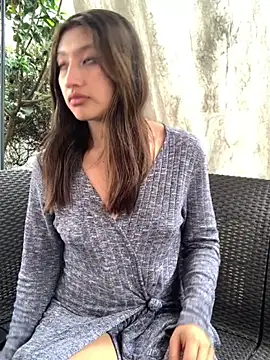 kloepink_ (F teen) - NAKED IN THE GARDEN