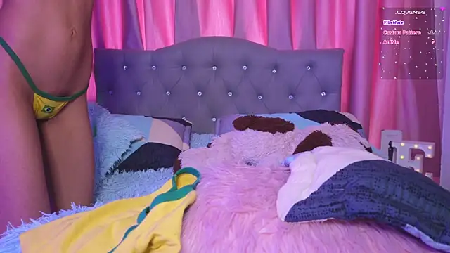 emiily_scott1 (F young) - bare butt doggy slaps! 🤤