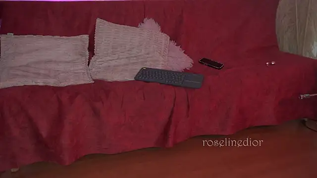 roselinedior (T teen) - playing and dancing my favorie💦