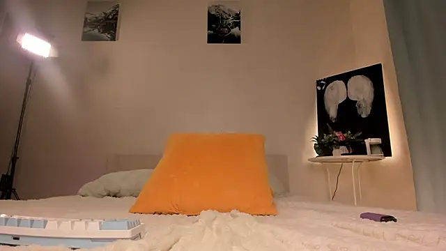 chloeee4200 (F young) - Penetrate me with one finger close up