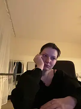 maryhiggins (F young) - Sucking a dildo with saliva on her tits