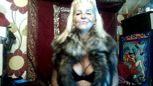 cassandrasandra44 (F mature) - Flash boobs