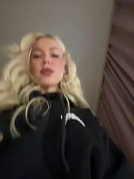 xdinnax (F milf) - finger fuck pussy in bed