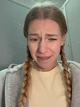 kira_mia (F young) - PANTY OFF putIN MOUTH in MEN TOILET