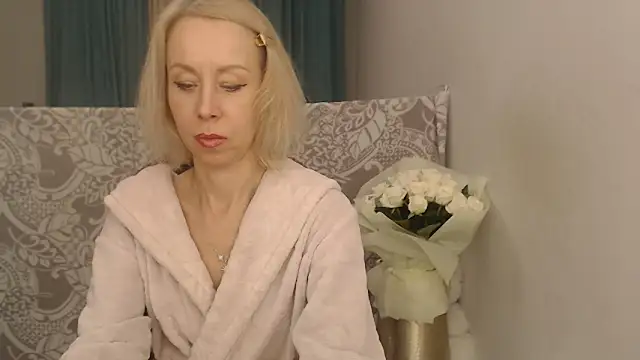 LuxuryNika Live Webcam on Stripchat