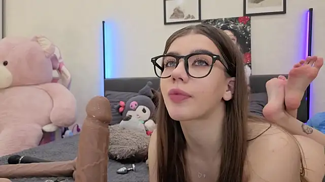 dolly_ll (F young) - Anal plug play