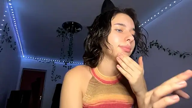 lilithflamey (F teen) - Play with your tongue near the camera👅