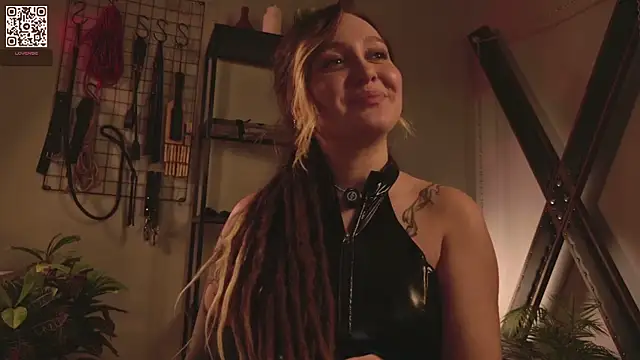 vortexproject (F young) - cameltoe tease