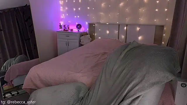 RebeccaAster webcam