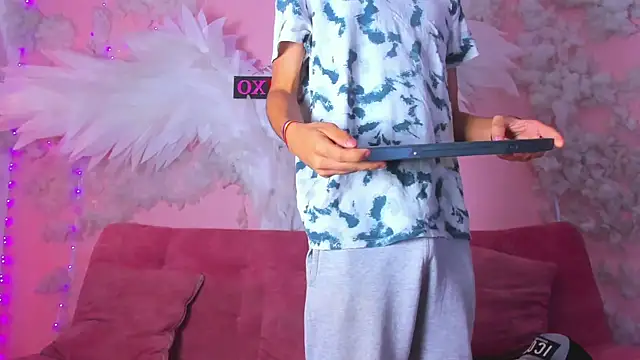 leo_glow (M twink) - play with dildo