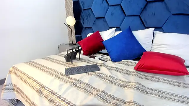 angelina_roa (F milf) - shake boobs close cam