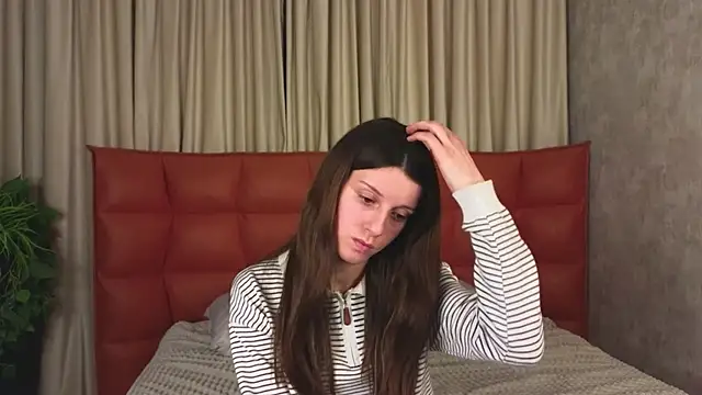 velvetnyxen (F teen) - play with the zipper on shirt