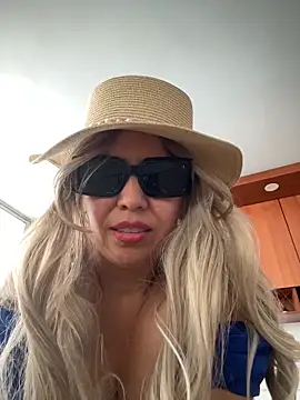 isasantodomingo (F milf) - Dildo+cum  on the balcony