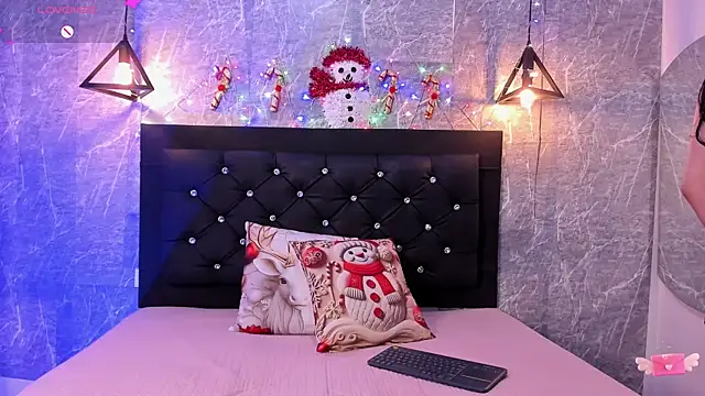 emberhodson (F young) - showing naked and open ass