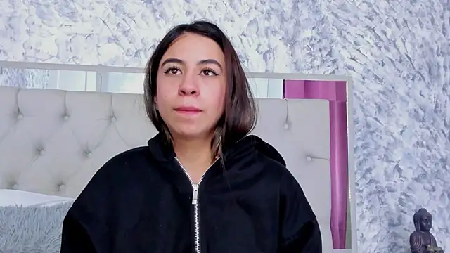 ariana_greenblat (F young) - show pussy close