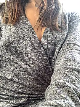 kloepink_ (F teen) - NAKED IN THE GARDEN