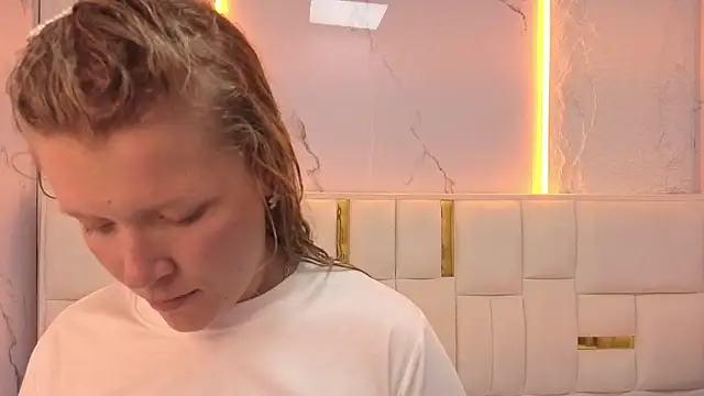 carla_tp (F young) - MASSAGE OIL LEGS