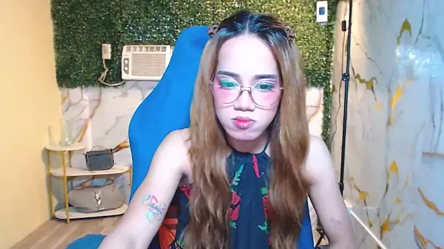 imadriana12 (T young) - cum in Public Chat