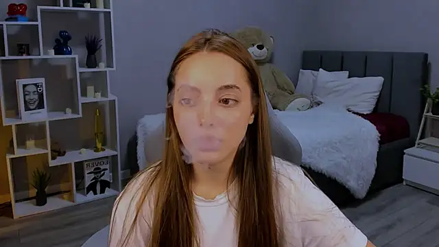 melaniealves (F young) - poses on the bed