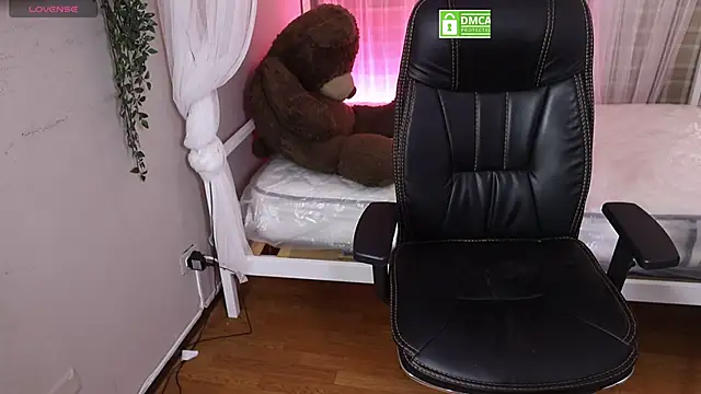 judaline_ (F young) - Show spank red ass <3