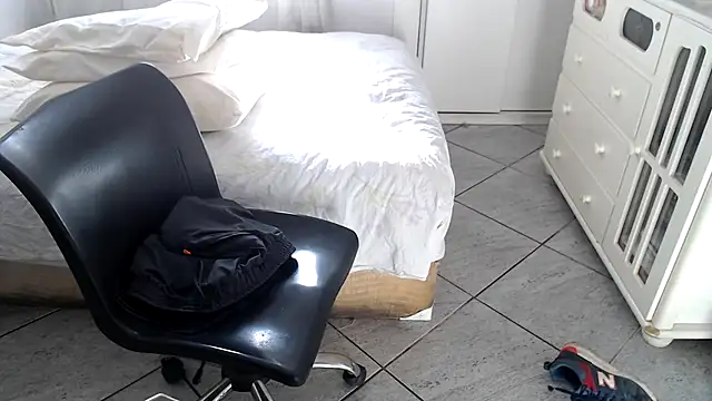 mysterbearmg (Ask my age) - CUM IN PUBLIC