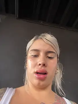 youcandisumisa (F teen) - Desnuda en el baño del gym