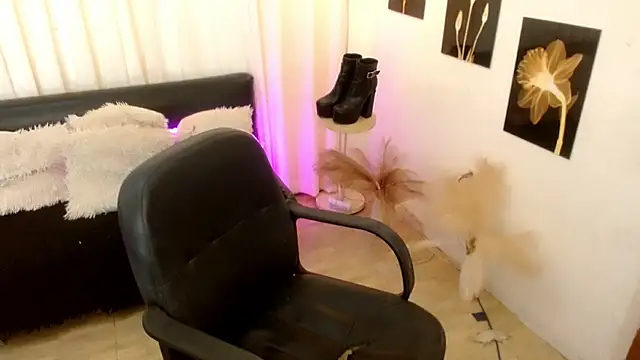 HeavenlyHugeCock webcam