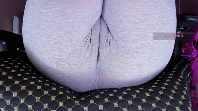 Cameltoe_squirt_inPants