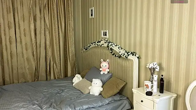 juuulia_ (F teen) - lowering panties for a tease