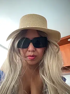 isasantodomingo (F milf) - Dildo+cum  on the balcony