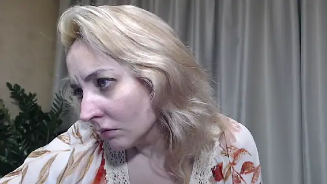 sweetpussy (F milf) - I undress and masturbate