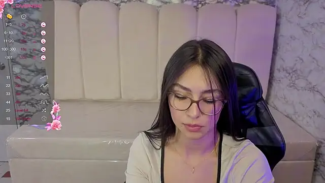 maleja_v_ (F young) - ride dildo