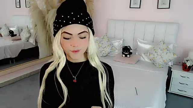 nathalialoes1 (Ask my age) - 4 FINGERS IN MY MOUTH