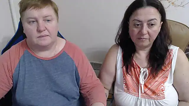 bertie_adeline (G milf) - hot kiss and lick  boobs