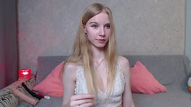 Cutieblondegirl webcam