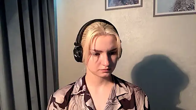 cindi_jacobs (F teen) - play with hair