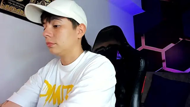 abbysmiitth_ (F young) - Put some vibs on my wet pussy lips