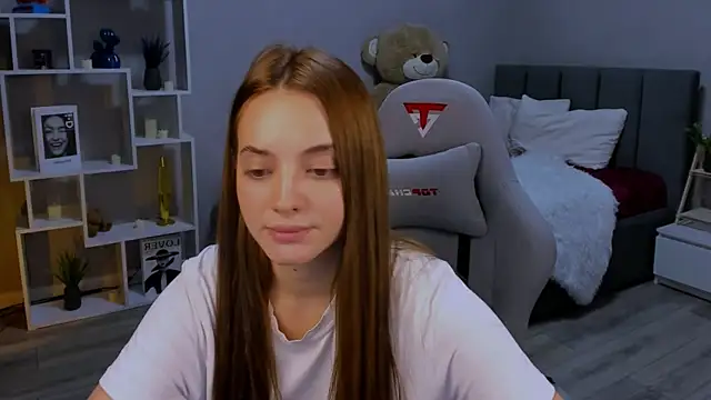 melaniealves (F young) - poses on the bed