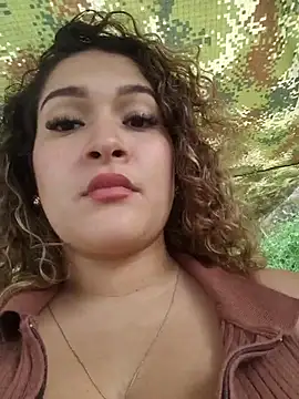 sara_smiiith211 (F young) - Wet my pussy in public