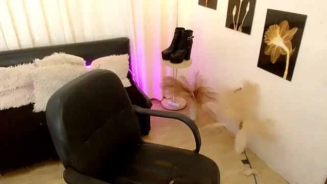 HeavenlyHugeCock webcam