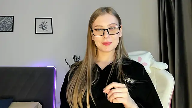 elliediaz (F young) - 2 finger pussy