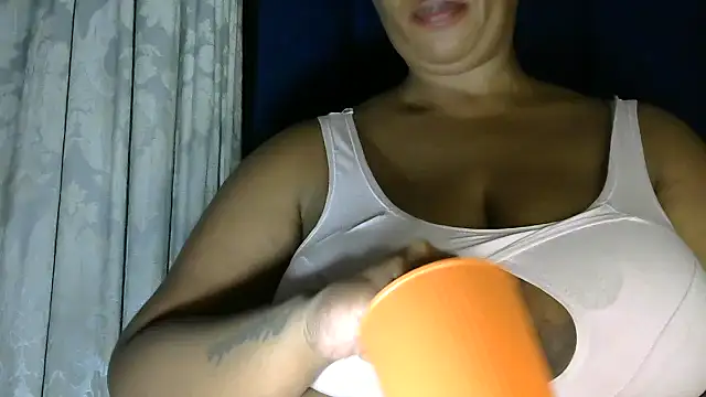 NippleMilkXx webcam
