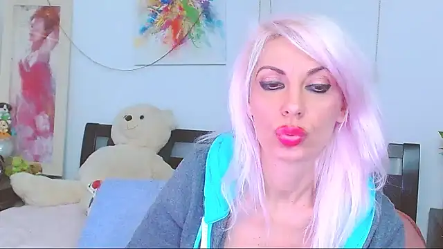 HoneyLara live cam screenshot female on Clip20 – Short Porn Clips & Live Cams