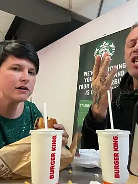 reggie_roxie (G milf) - Tits out