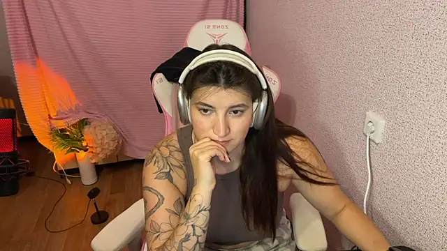 katrin__kiss (F young) - show tits