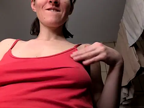 Milky_hairy_mommy webcam