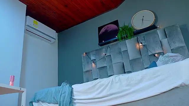 RiriiBrunette__ webcam