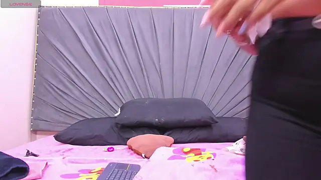 mia_horney (Ask my age) - fingers in the ass and suck